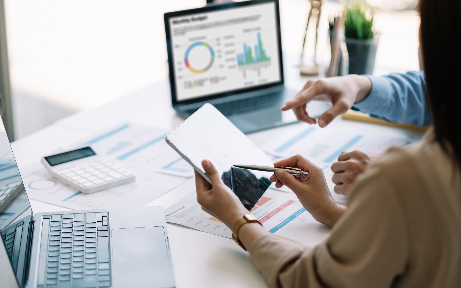 People reviewing ROI metrics including repeat purchase rate and ROI